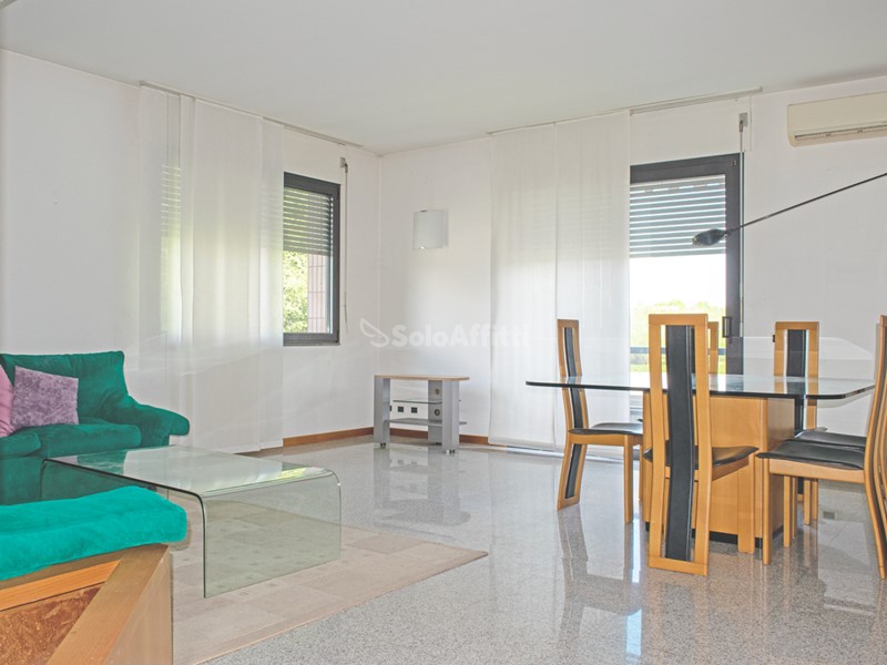Trilocale in Affitto a Mariano Comense, 1'200€, 130 m², arredato