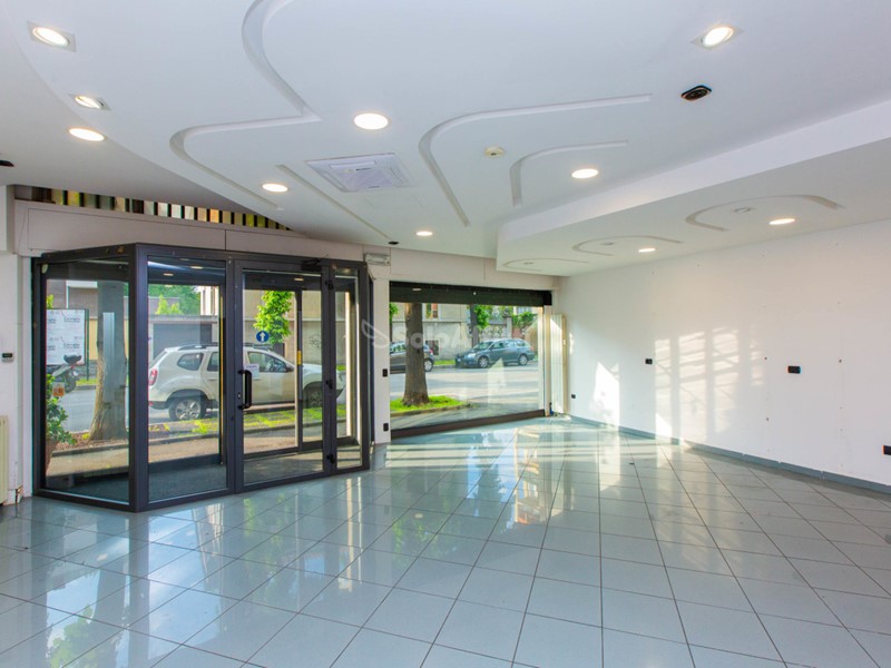 Capannone in Affitto a Busto Arsizio, zona Frati, 1'300€, 146 m²