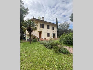 Casa Indipendente in Vendita a Monsano, 250'000€, 250 m²