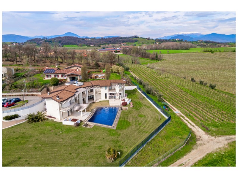 Casa Indipendente in Vendita a Erbusco, 755 m², con Box