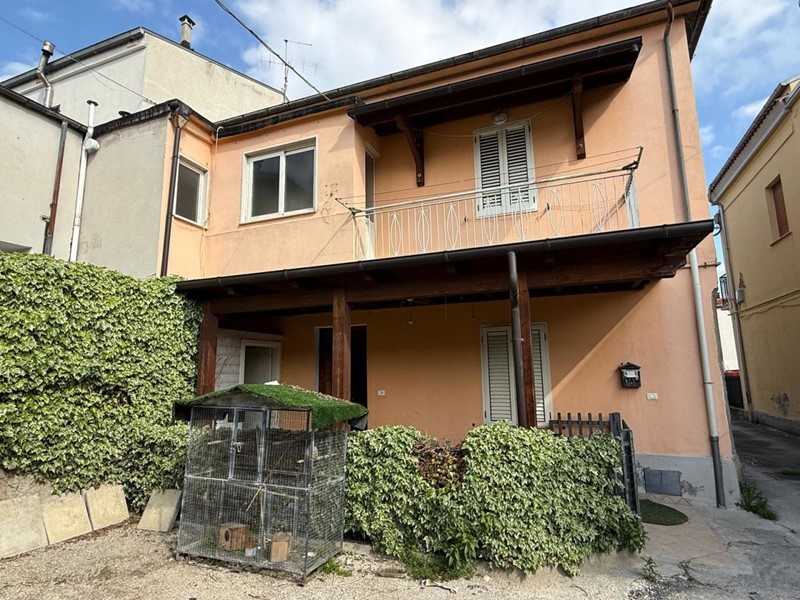 Casa Indipendente in Vendita a Scafa, 78'000€, 125 m², con Box