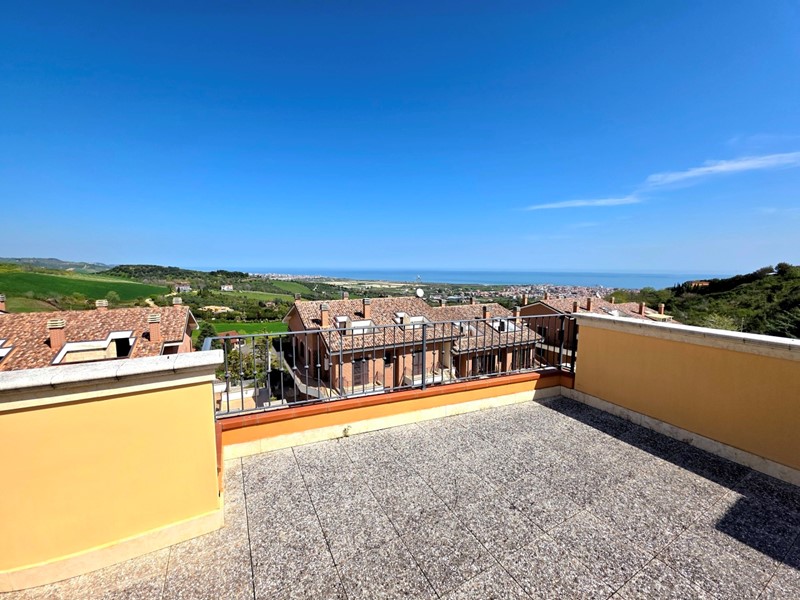 Casa Indipendente in Vendita a Colonnella, 395'000€, 450 m², con Box