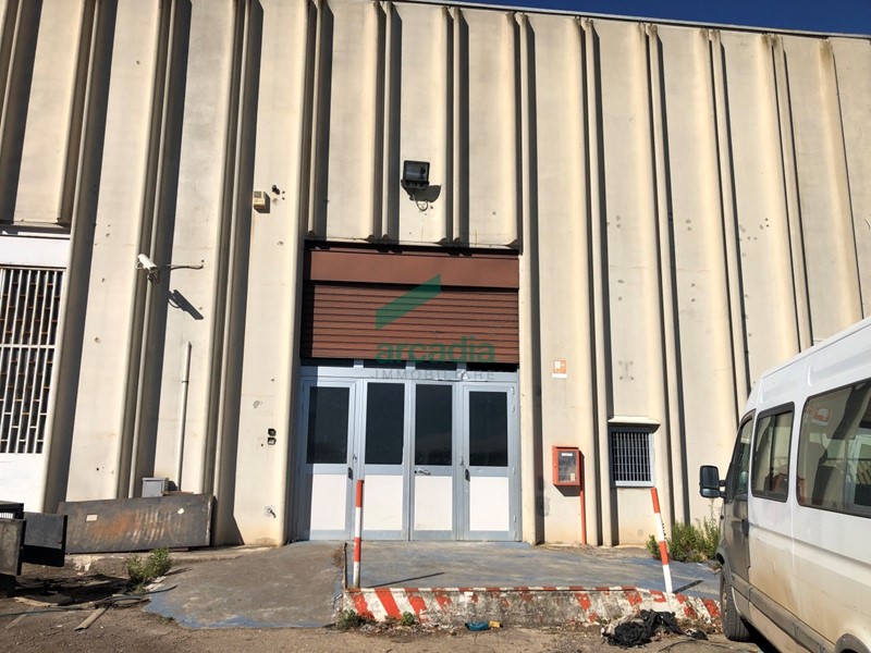 Capannone in Affitto a Bitonto, zona zona industriale, 1'000€, 300 m²
