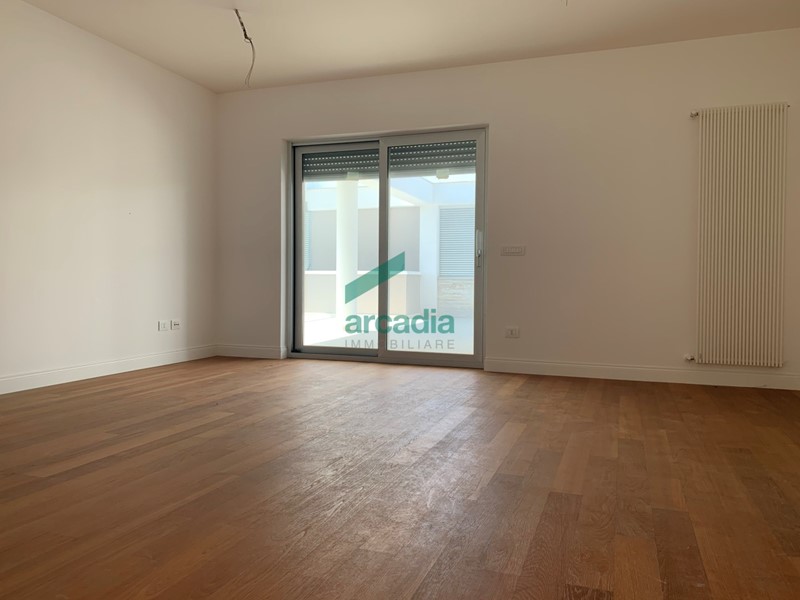 Ufficio in Vendita a Bari, zona Poggiofranco, 379'500€, 115 m², con Box