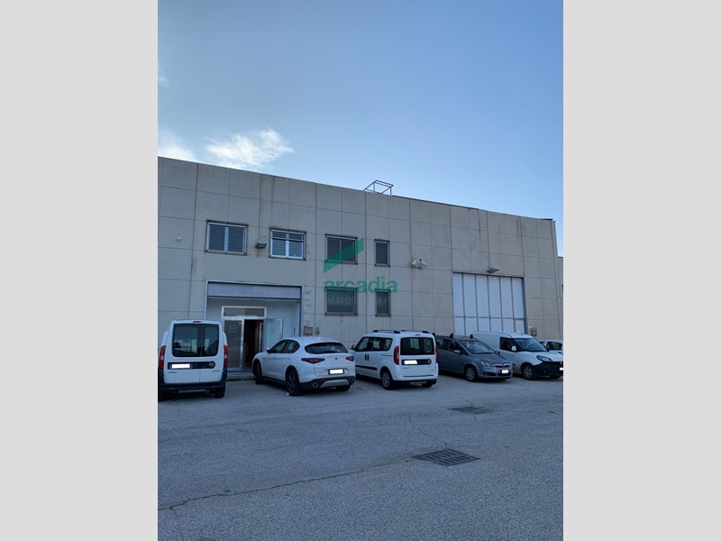 Capannone in Vendita a Modugno, zona Zona Industriale, 350'000€, 500 m²