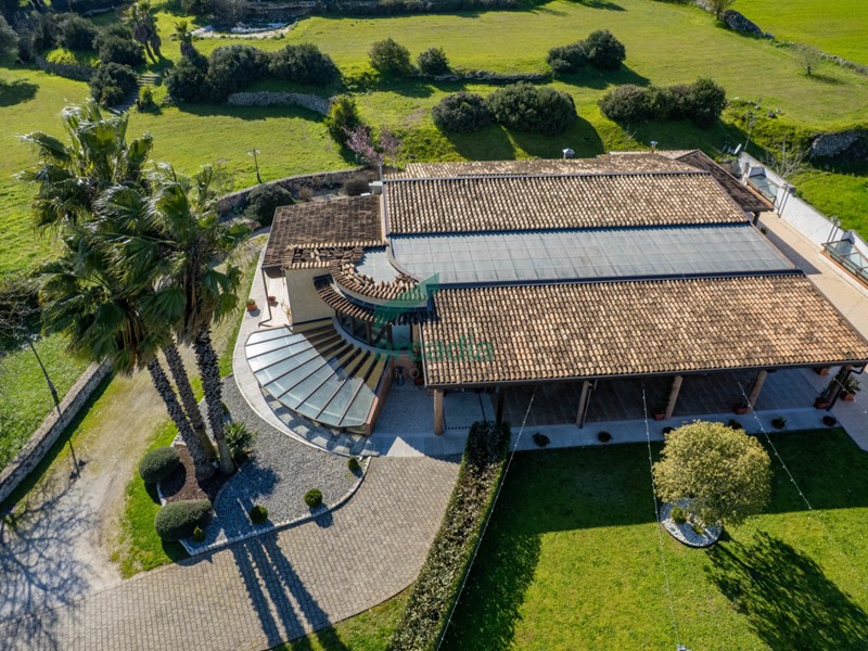 Immobile commerciale in Vendita a Gioia del Colle, 550'000€, 960 m², con Box