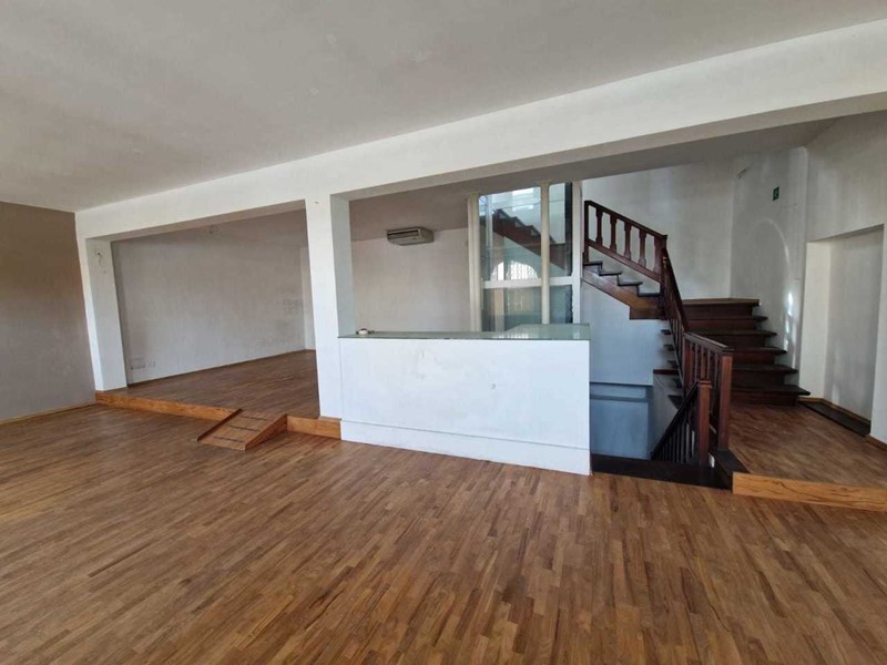 Capannone in Vendita a Lucca, zona Sant'Anna, 480'000€, 280 m²