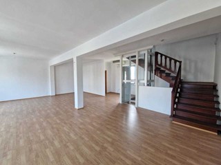 Capannone in Vendita a Lucca, zona Sant'Anna, 480'000€, 280 m²