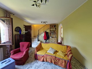 Casa Indipendente in Vendita a Lucca, zona santa maria a colle, 360'000&euro;, 180 m²