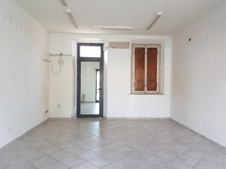 Capannone in Vendita a Lucca, zona Sant'Anna, 80'000€, 19 m²