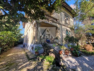 Casa Indipendente in Vendita a Lucca, zona Borgo Giannotti, 1'100'000&euro;, 600 m², arredato, con Box