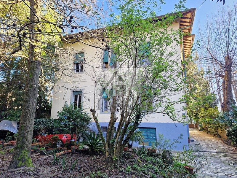 Casa Indipendente in Vendita a Lucca, zona Borgo Giannotti, 1'100'000&euro;, 600 m², arredato, con Box