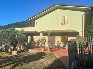 Casa Indipendente in Vendita a Lucca, zona Maggiano, 590'000&euro;, 270 m²