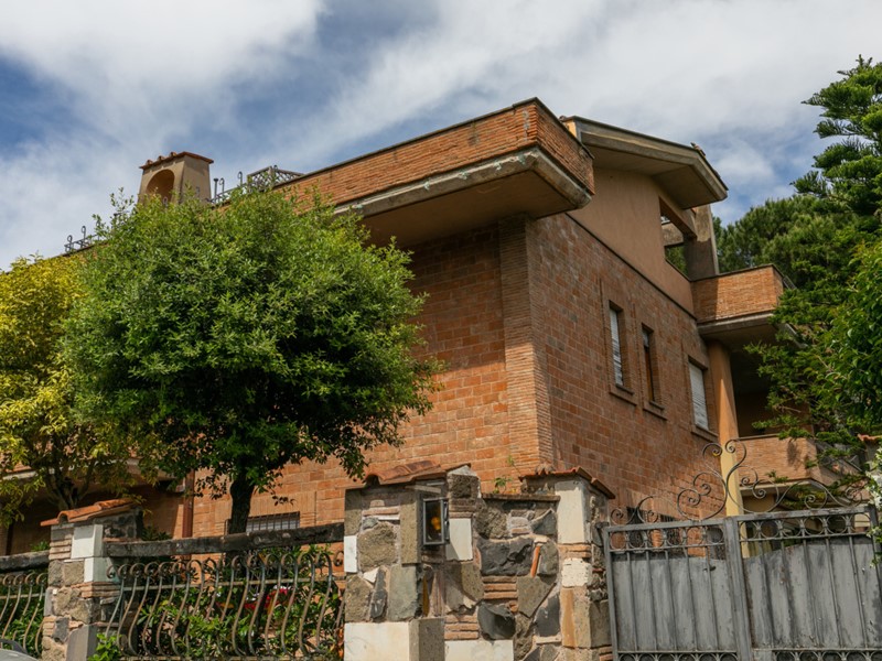 Appartamento in Vendita a Roma, zona Appia nuova, 848'000€, 248 m², con Box