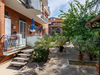 Quadrilocale in Vendita a Roma, zona Torre Gaia, 489'000€, 203 m²