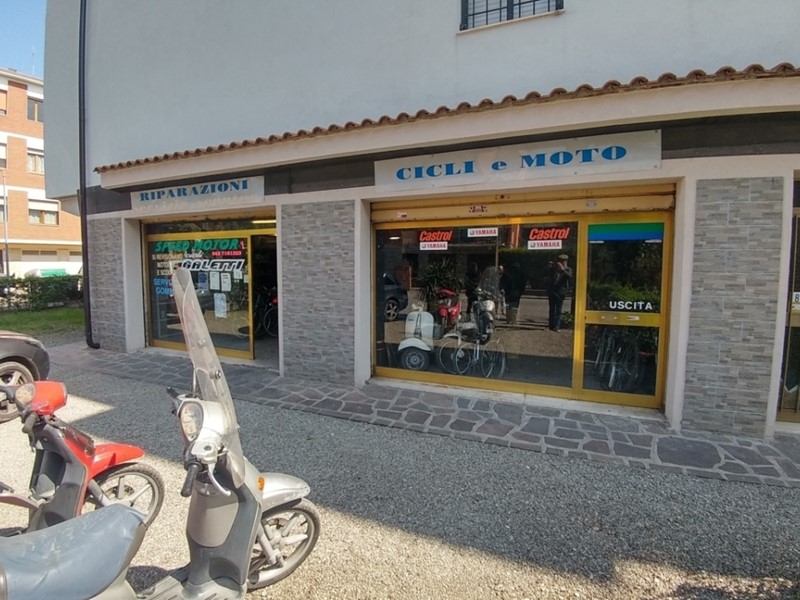 Capannone in Vendita a Modena, zona Morane, 105'000€, 105 m²