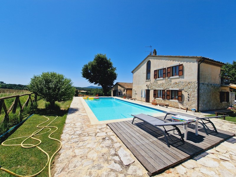 Casa Indipendente in Vendita a Avigliano Umbro, 450'000€, 360 m²