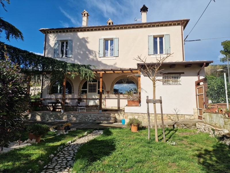 Casa Indipendente in Vendita a Lugnano in Teverina, 490'000€, 330 m², arredato