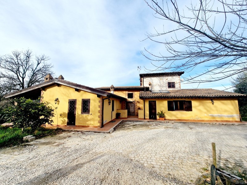 Casa Indipendente in Vendita a Amelia, 490'000€, 280 m²