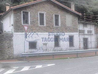 Casa Indipendente in Vendita a Badalucco, 229'000€, 420 m²