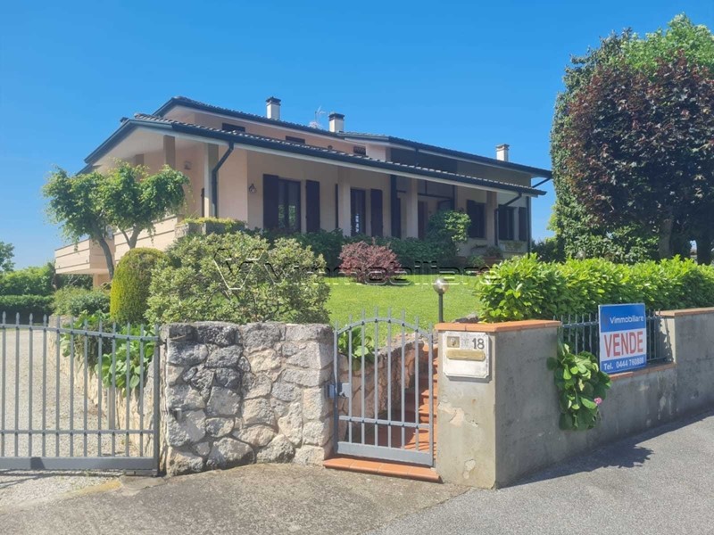Casa Indipendente in Vendita a Pojana Maggiore, 335'000&euro;, 330 m², con Box