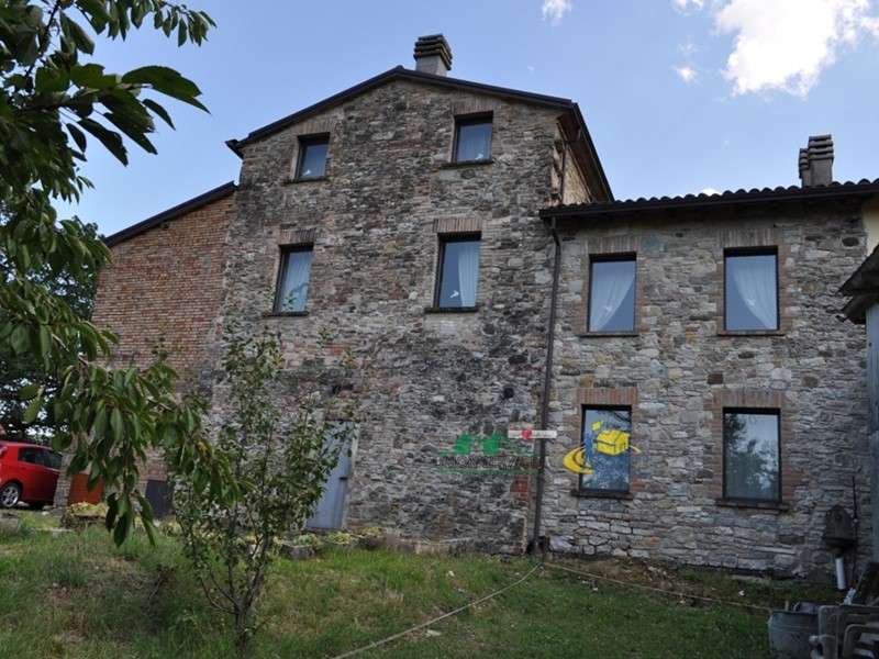 Casa Semi Indipendente in Vendita a Varano de' Melegari, 175'000&euro;, 279 m², arredato, con Box