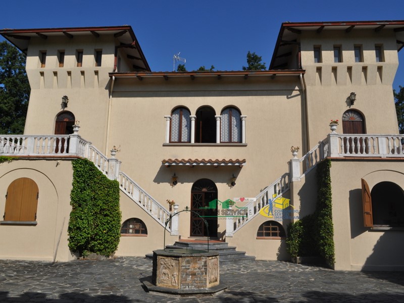 Casa Indipendente in Vendita a Varano de' Melegari, 530'000&euro;, 357 m²