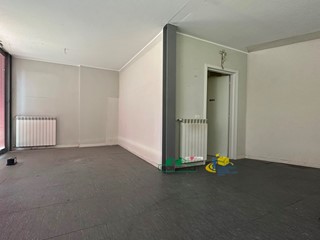 Ufficio in Affitto a Collecchio, 800€, 90 m²