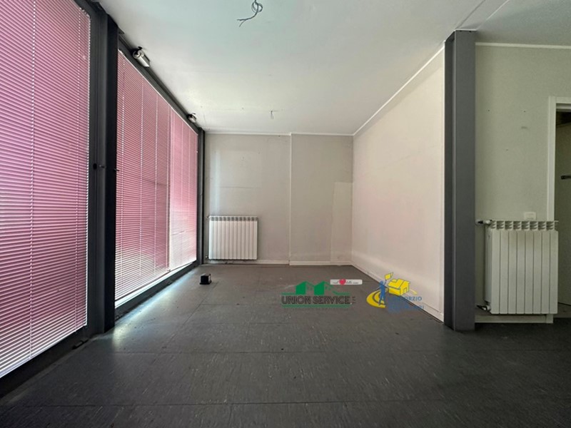Ufficio in Affitto a Collecchio, 800€, 90 m²