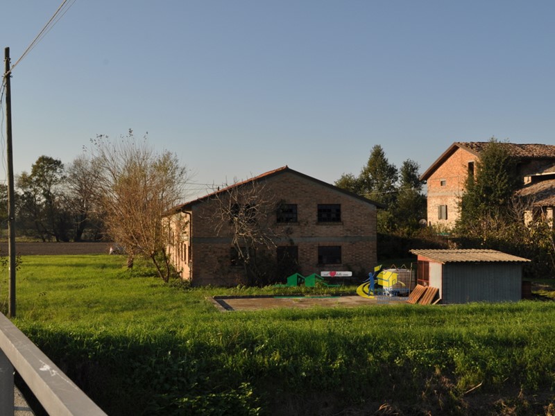Capannone in Vendita a Parma, zona Parma Frazioni - Delegazioni, 45'000€, 450 m²