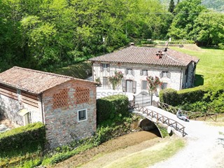 Casale in Vendita a Lucca, zona Ovest, 1'550'000€, 520 m², arredato