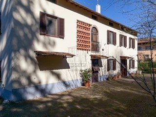 Casale in Vendita a Lucca, zona Sud, 550'000€, 380 m², con Box