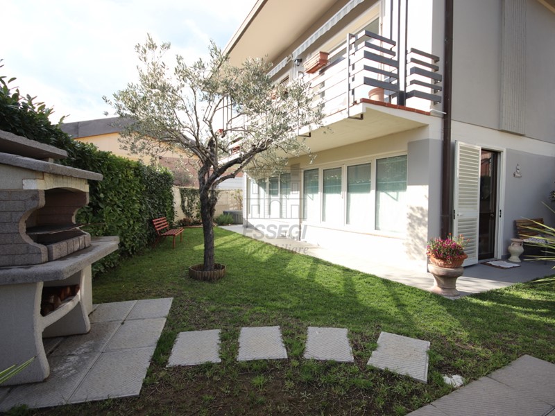 Villa in Vendita a Lucca, zona Ovest, 525'000&euro;, 320 m², con Box