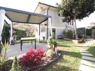 Villa in Vendita a Lucca, zona Ovest, 525'000&euro;, 320 m², con Box
