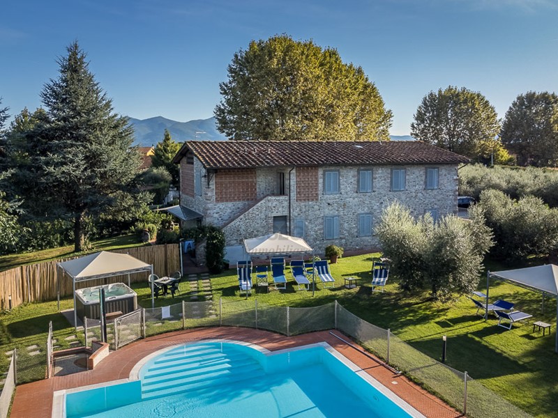 Casale in Vendita a Lucca, 1'300'000€, 350 m², arredato, con Box