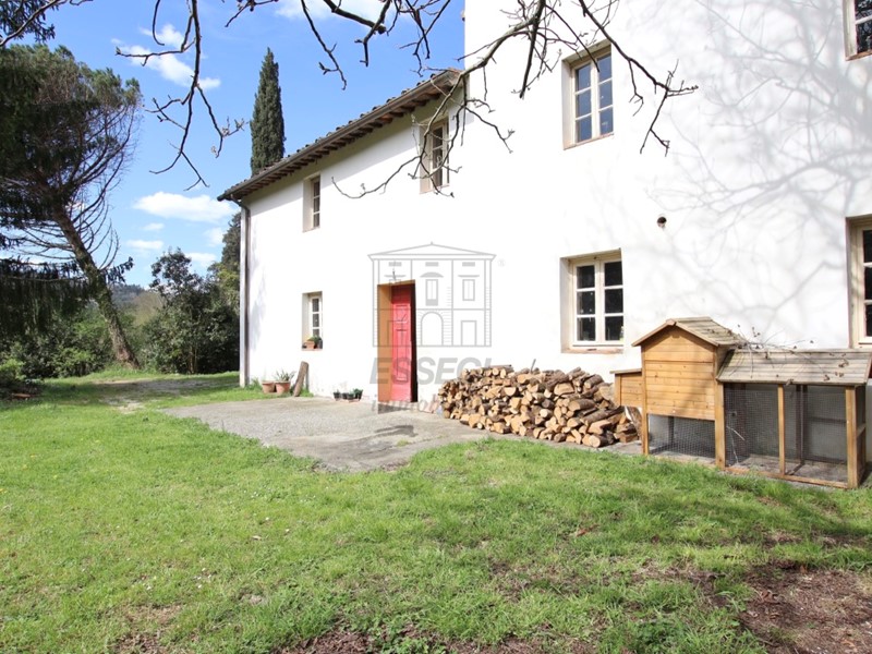Casale in Vendita a Lucca, zona Nord, 420'000€, 330 m²