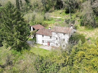 Casale in Vendita a Lucca, zona Nord, 420'000€, 330 m²