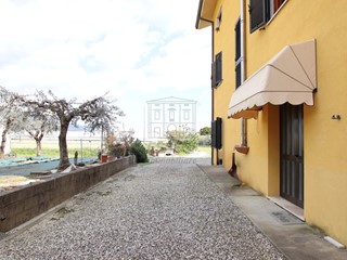 Villa in Vendita a Lucca, zona Nord, 430'000&euro;, 300 m², con Box
