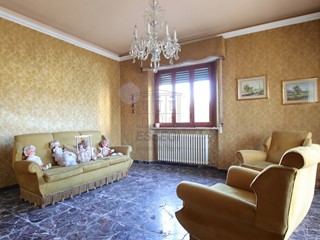 Villa in Vendita a Lucca, zona Est, 330'000&euro;, 250 m², con Box