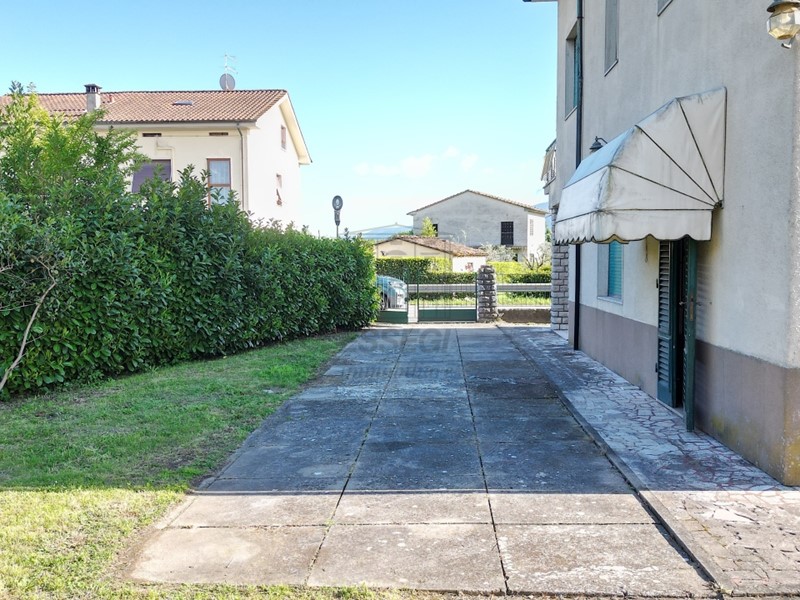 Villa in Vendita a Lucca, zona Est, 330'000&euro;, 250 m², con Box
