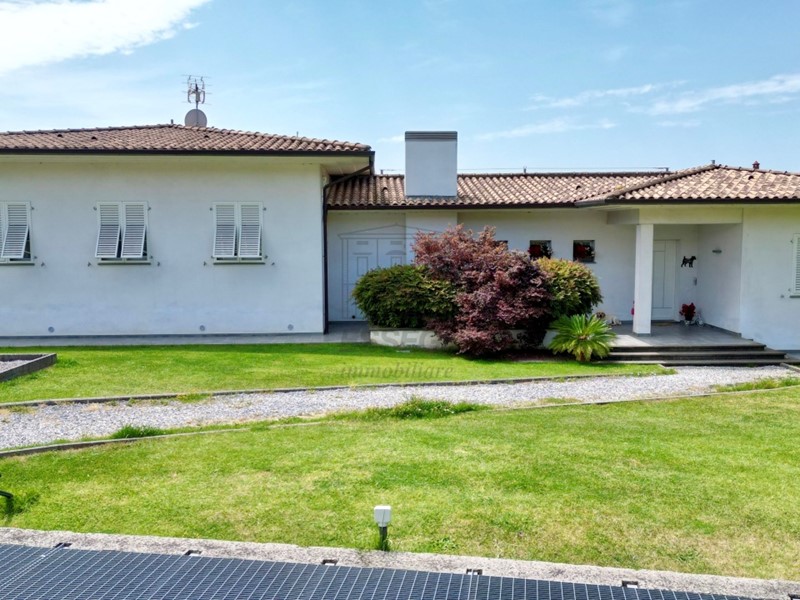 Villa in Vendita a Capannori, 900'000€, 250 m²