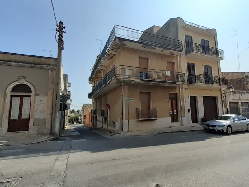 Casa Indipendente in Vendita a Canicattini Bagni, 125'000€, 240 m², con Box