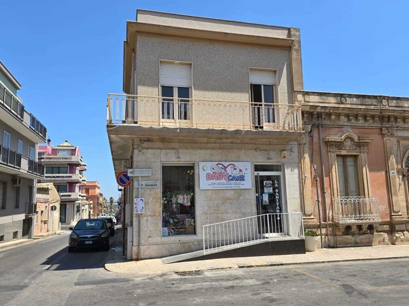 Casa Indipendente in Vendita a Canicattini Bagni, 125'000€, 220 m², con Box