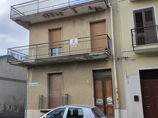 Appartamento in Vendita a Canicattini Bagni, 125'000€, 240 m², con Box