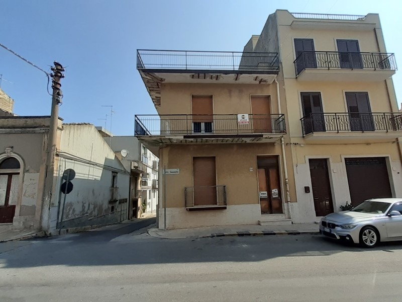 Appartamento in Vendita a Canicattini Bagni, 125'000€, 240 m², con Box