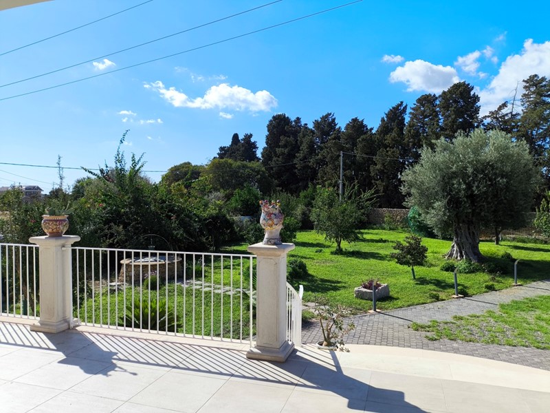Villa in Vendita a Siracusa, zona Belvedere-Tremilia-CittÃ  Giardino, 730'000&euro;, 480 m², con Box
