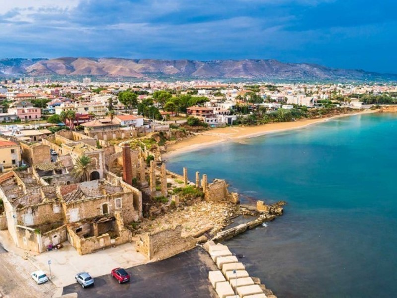 Villa in Vendita a Siracusa, zona Ognina-Fontane Bianche, 900'000&euro;, 300 m², arredato, con Box