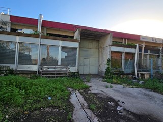 Capannone in Vendita a Siracusa, zona Circuito-Ciane-Pantanelli, 200'000€, 450 m²