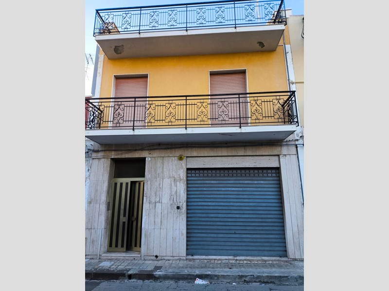 Trilocale in Vendita a Floridia, zona Corso, 80'000€, 88 m², con Box