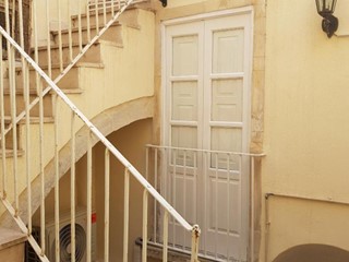 Trilocale in Vendita a Siracusa, zona Ortigia-Umberto, 270'000&euro;, 90 m², arredato